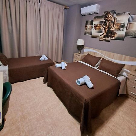 Hostal Dona Maria Valdemoro Extérieur photo