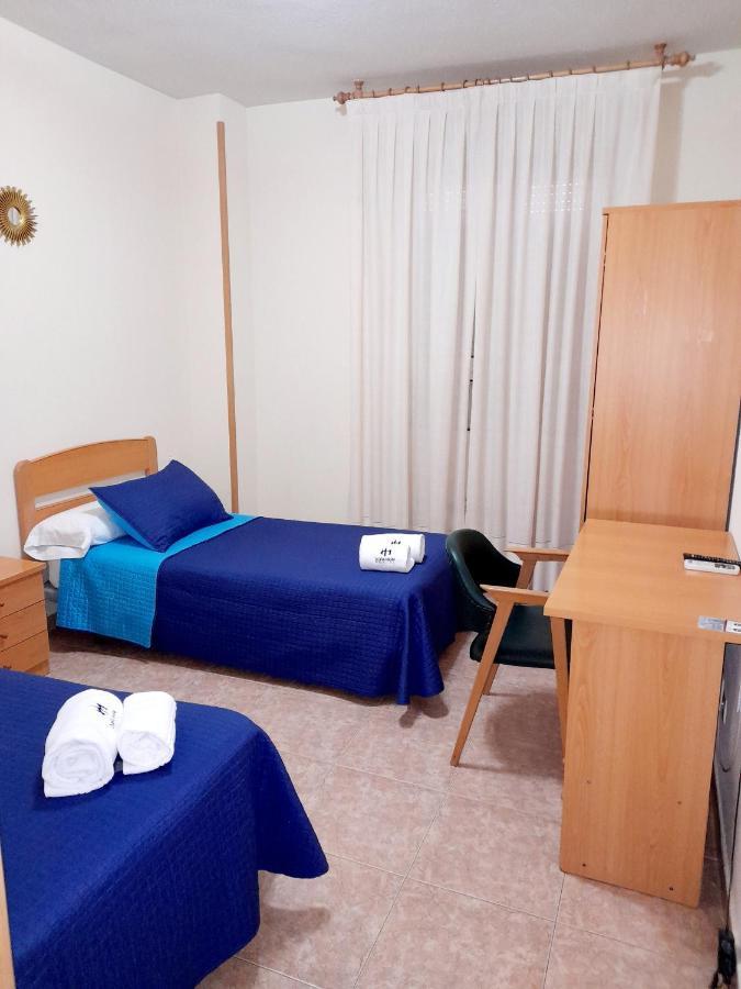 Hostal Dona Maria Valdemoro Extérieur photo