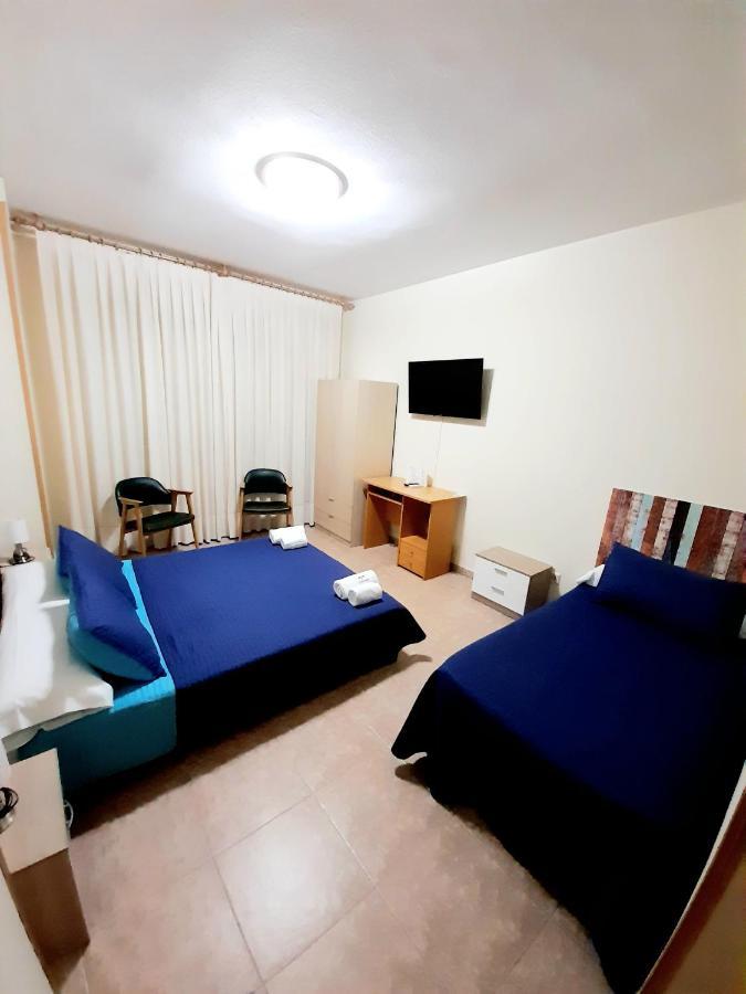 Hostal Dona Maria Valdemoro Extérieur photo