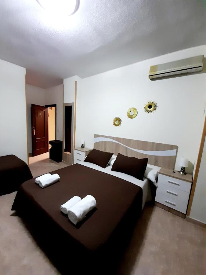 Hostal Dona Maria Valdemoro Extérieur photo