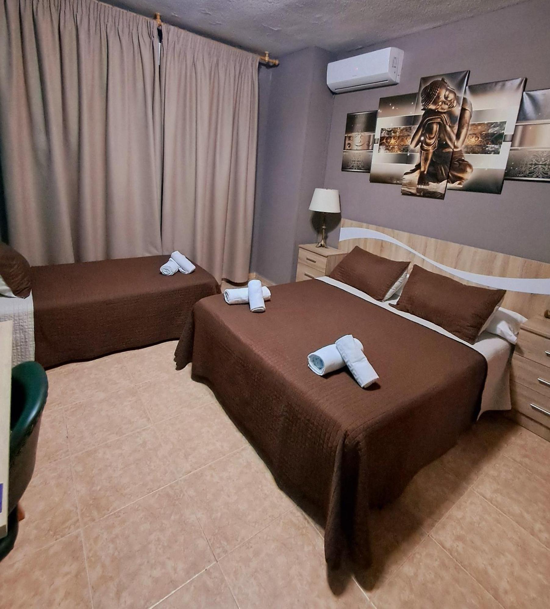 Hostal Dona Maria Valdemoro Extérieur photo