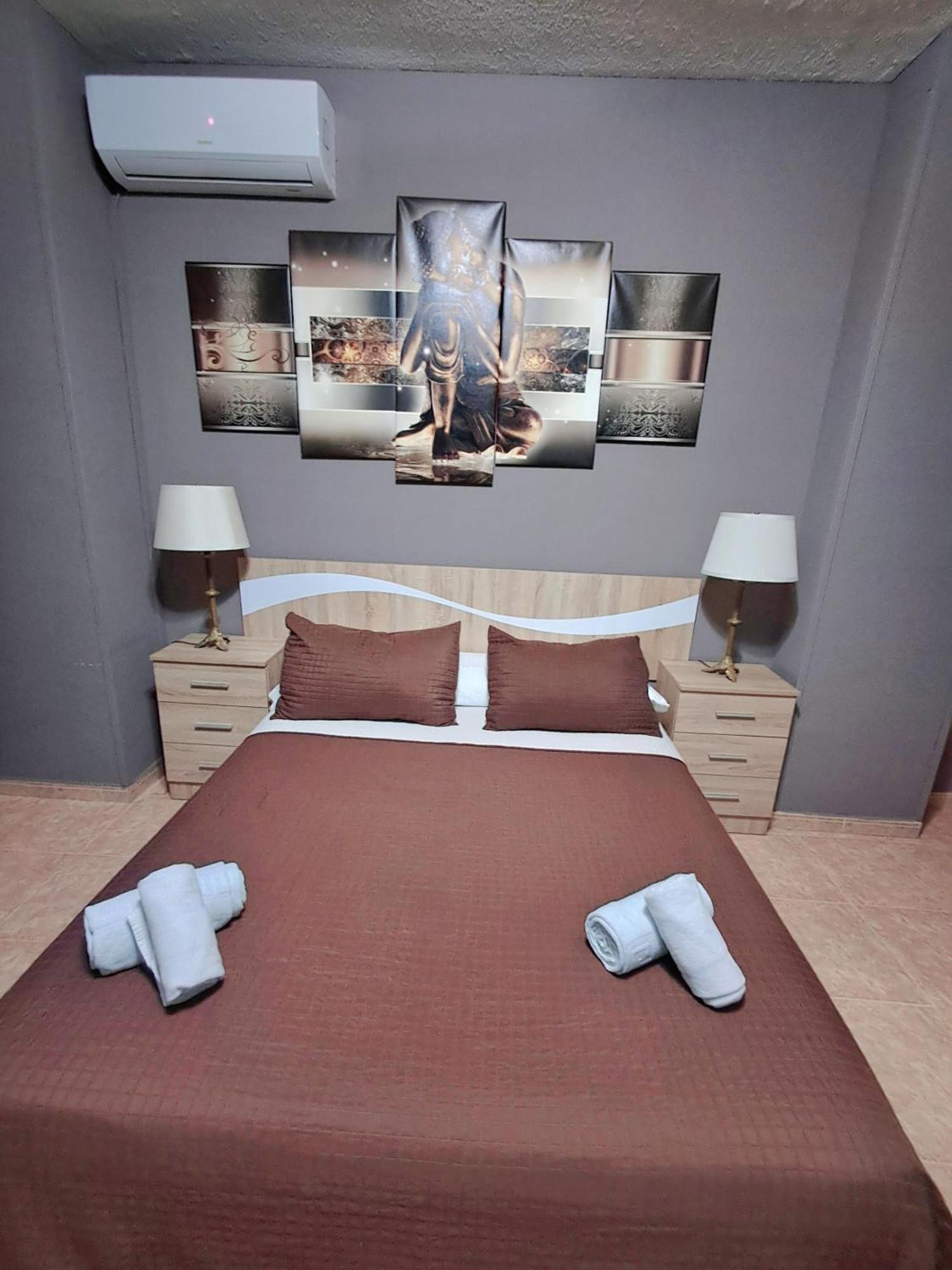 Hostal Dona Maria Valdemoro Extérieur photo