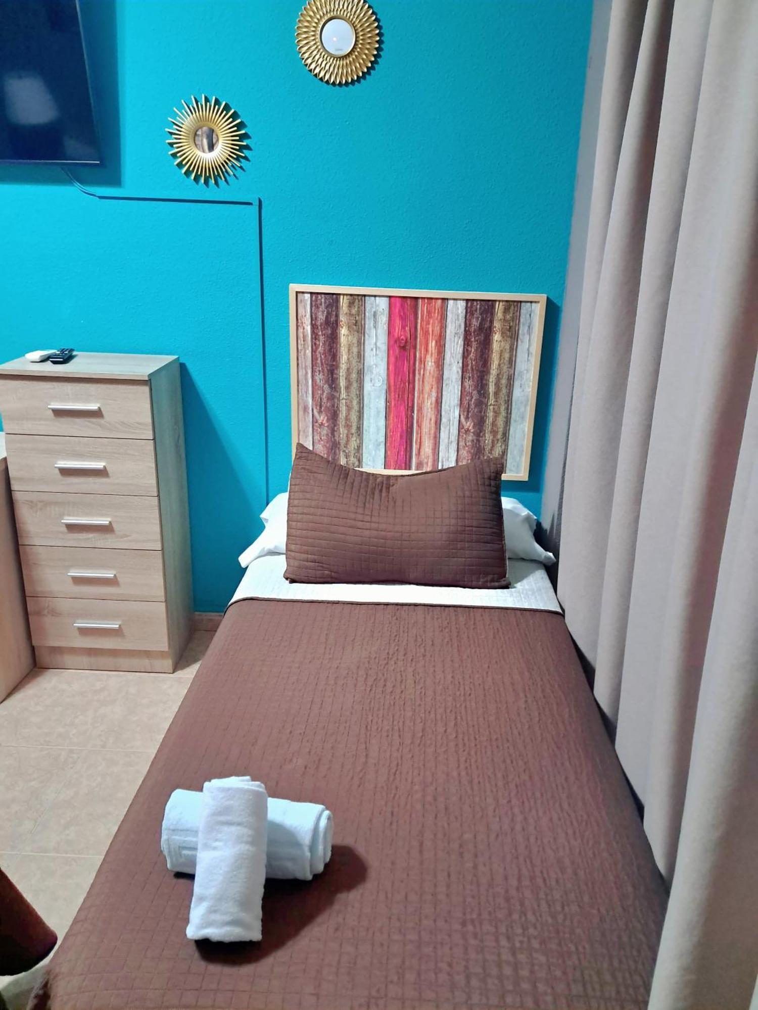 Hostal Dona Maria Valdemoro Extérieur photo