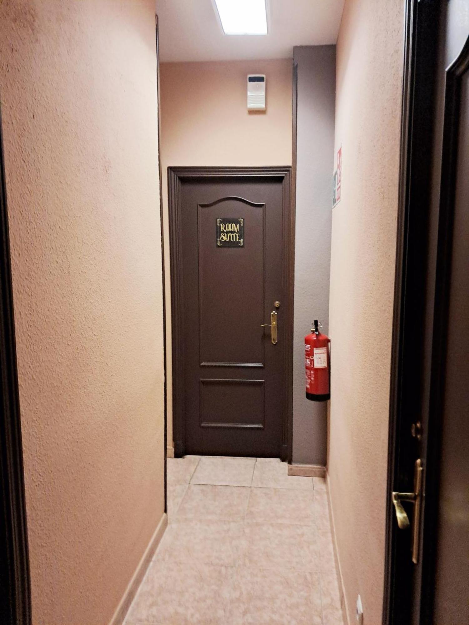 Hostal Dona Maria Valdemoro Extérieur photo
