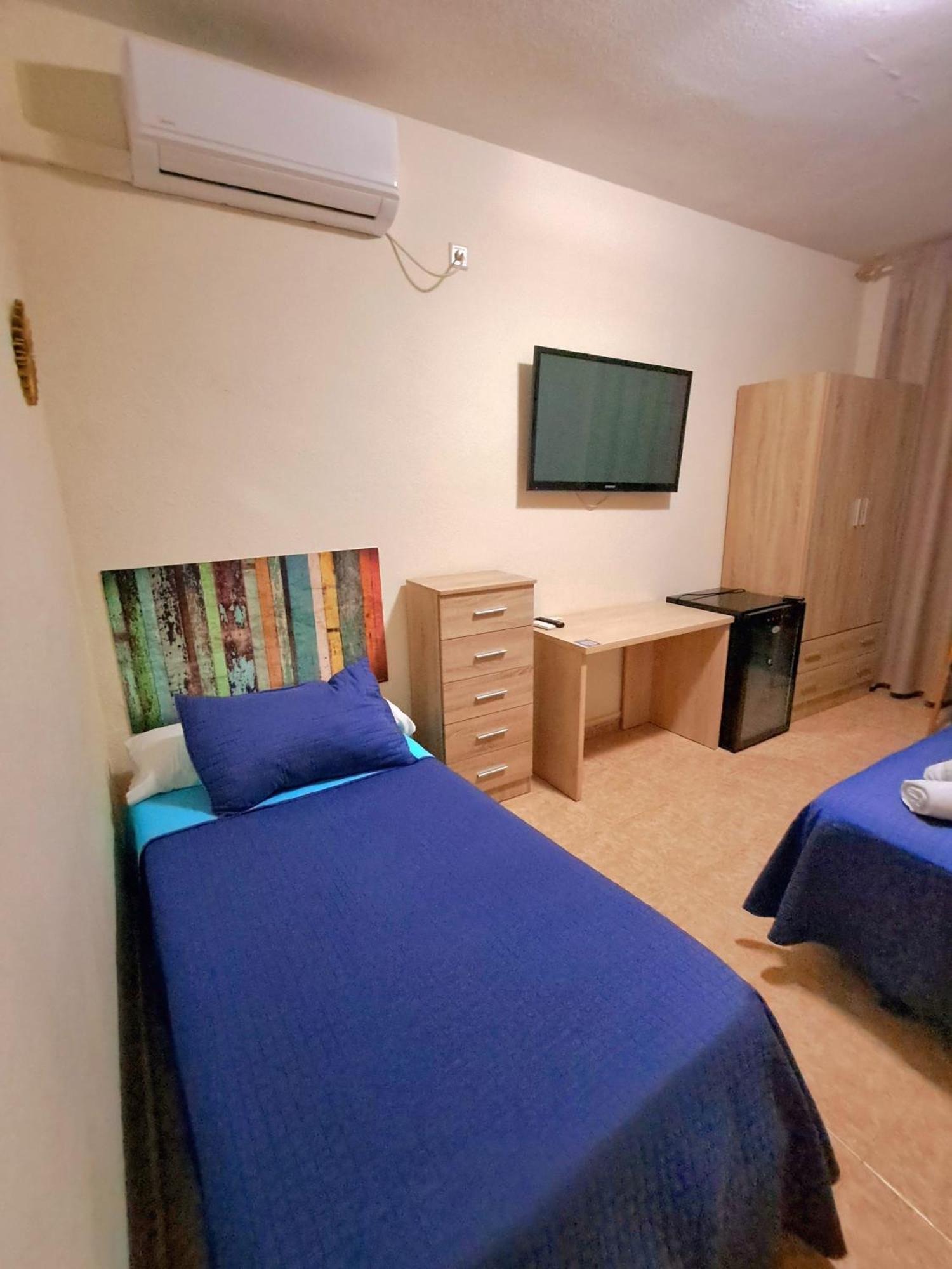 Hostal Dona Maria Valdemoro Extérieur photo