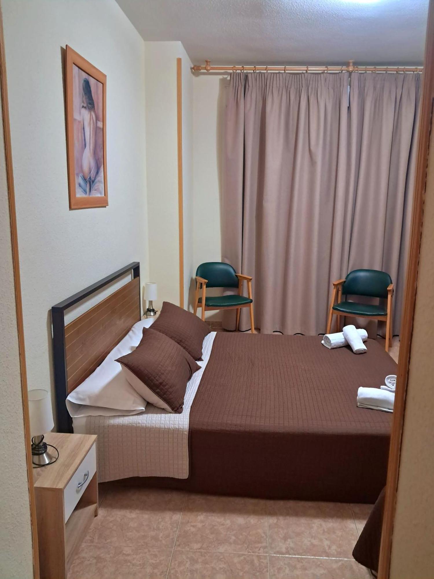 Hostal Dona Maria Valdemoro Extérieur photo