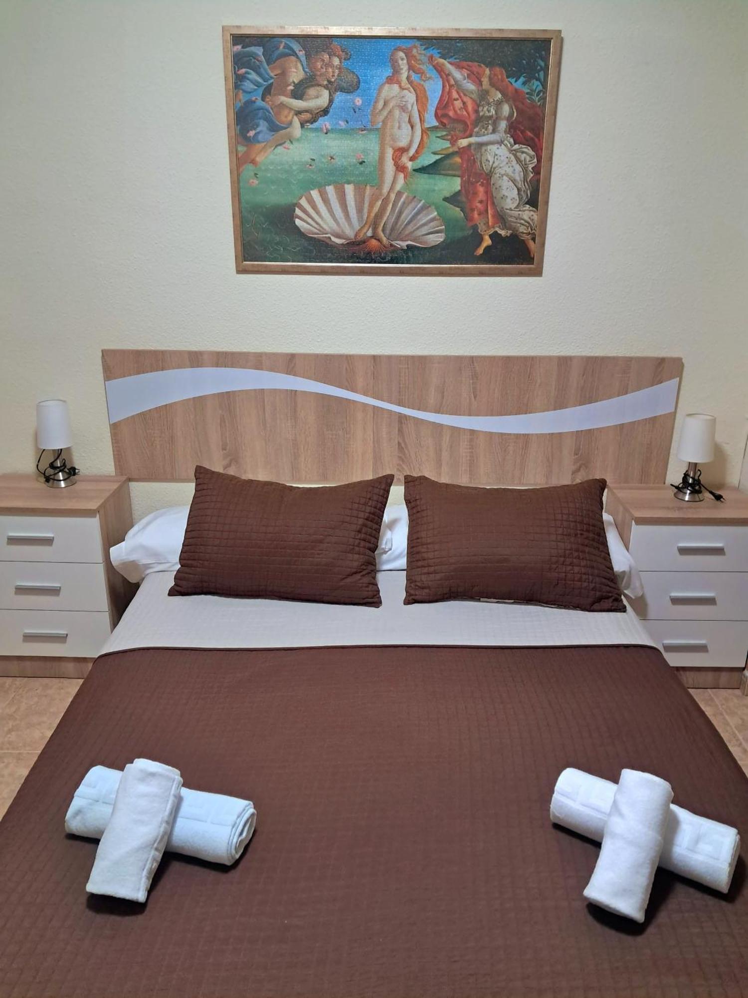Hostal Dona Maria Valdemoro Extérieur photo