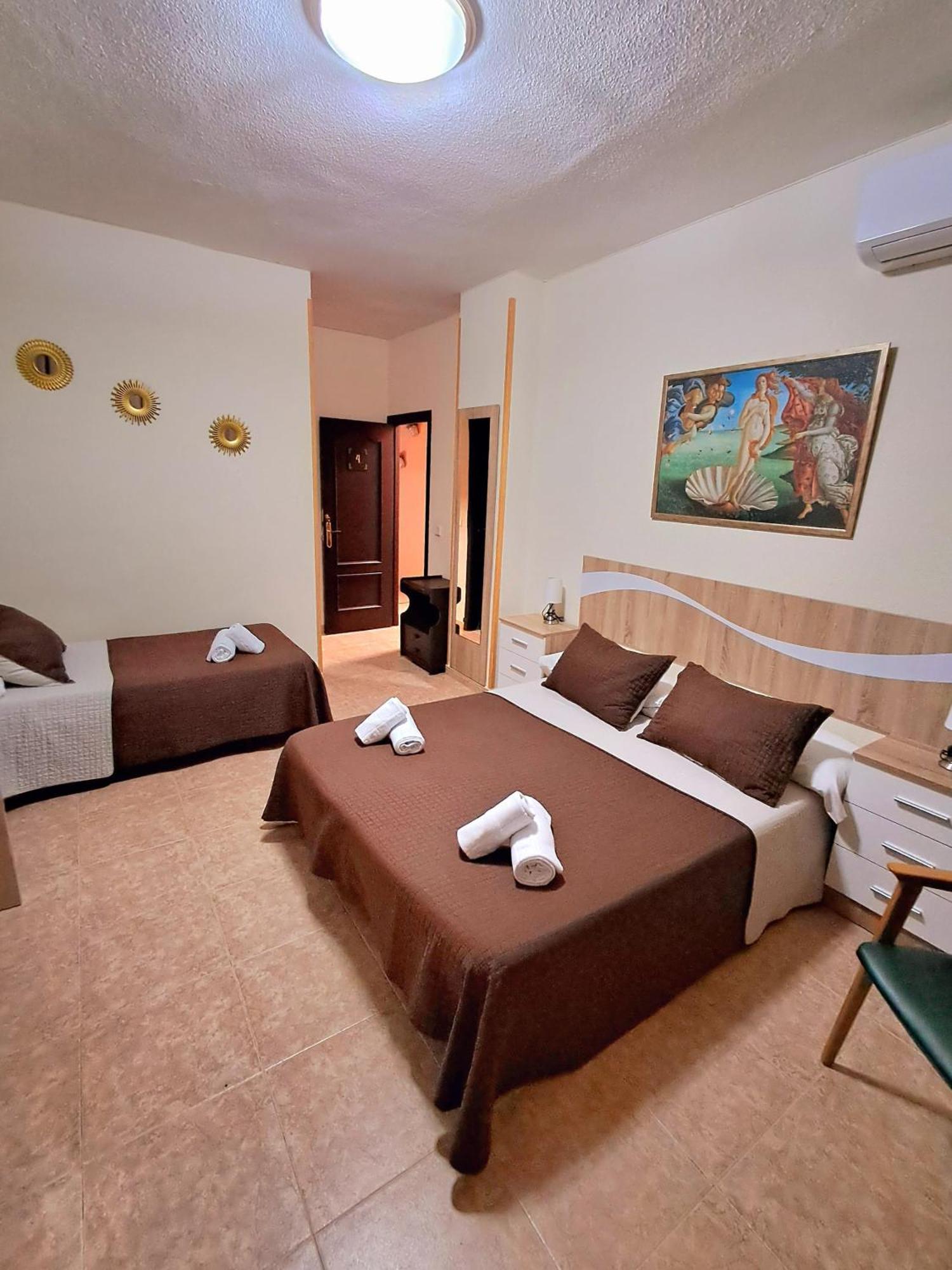 Hostal Dona Maria Valdemoro Extérieur photo