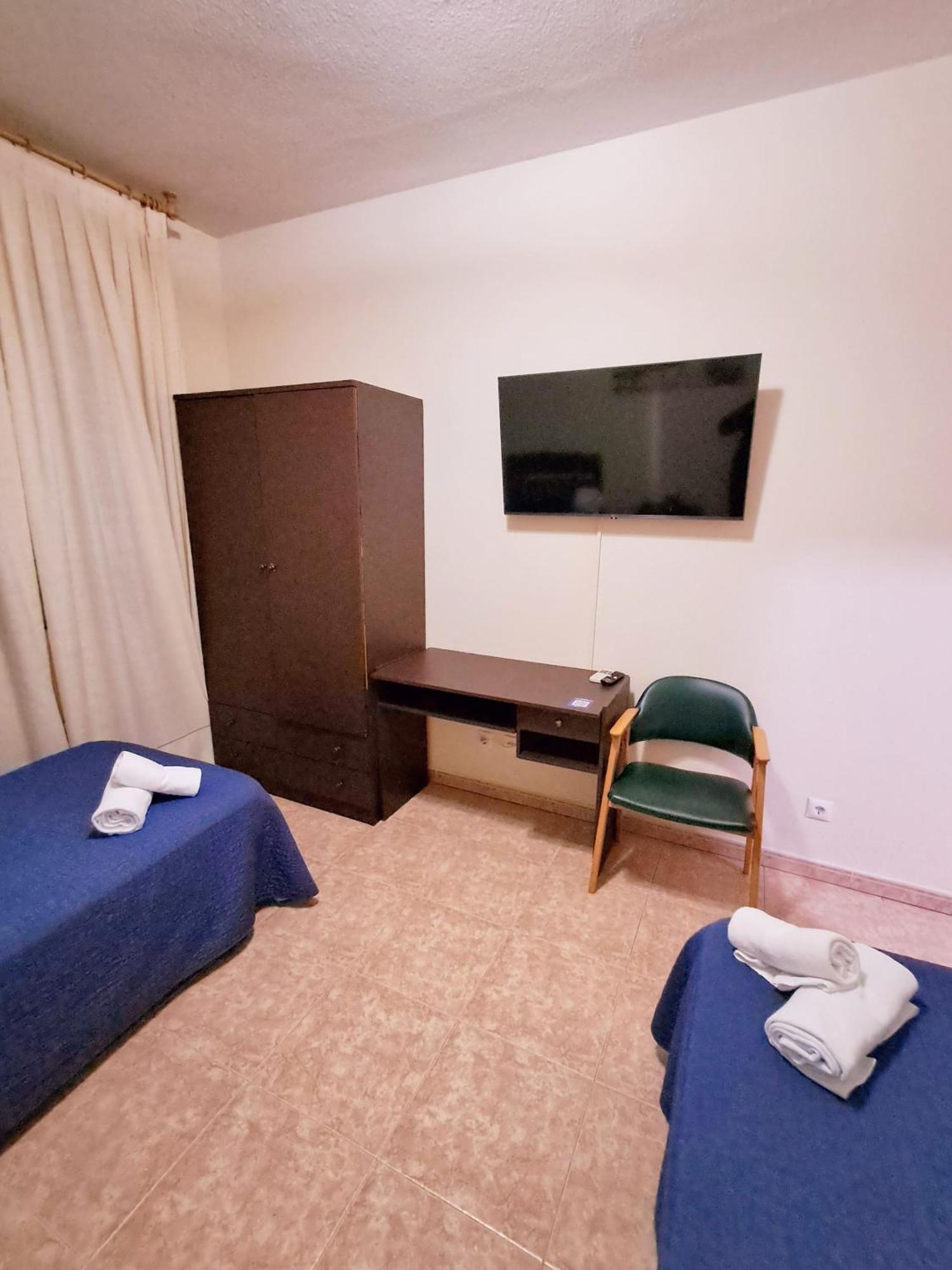 Hostal Dona Maria Valdemoro Extérieur photo