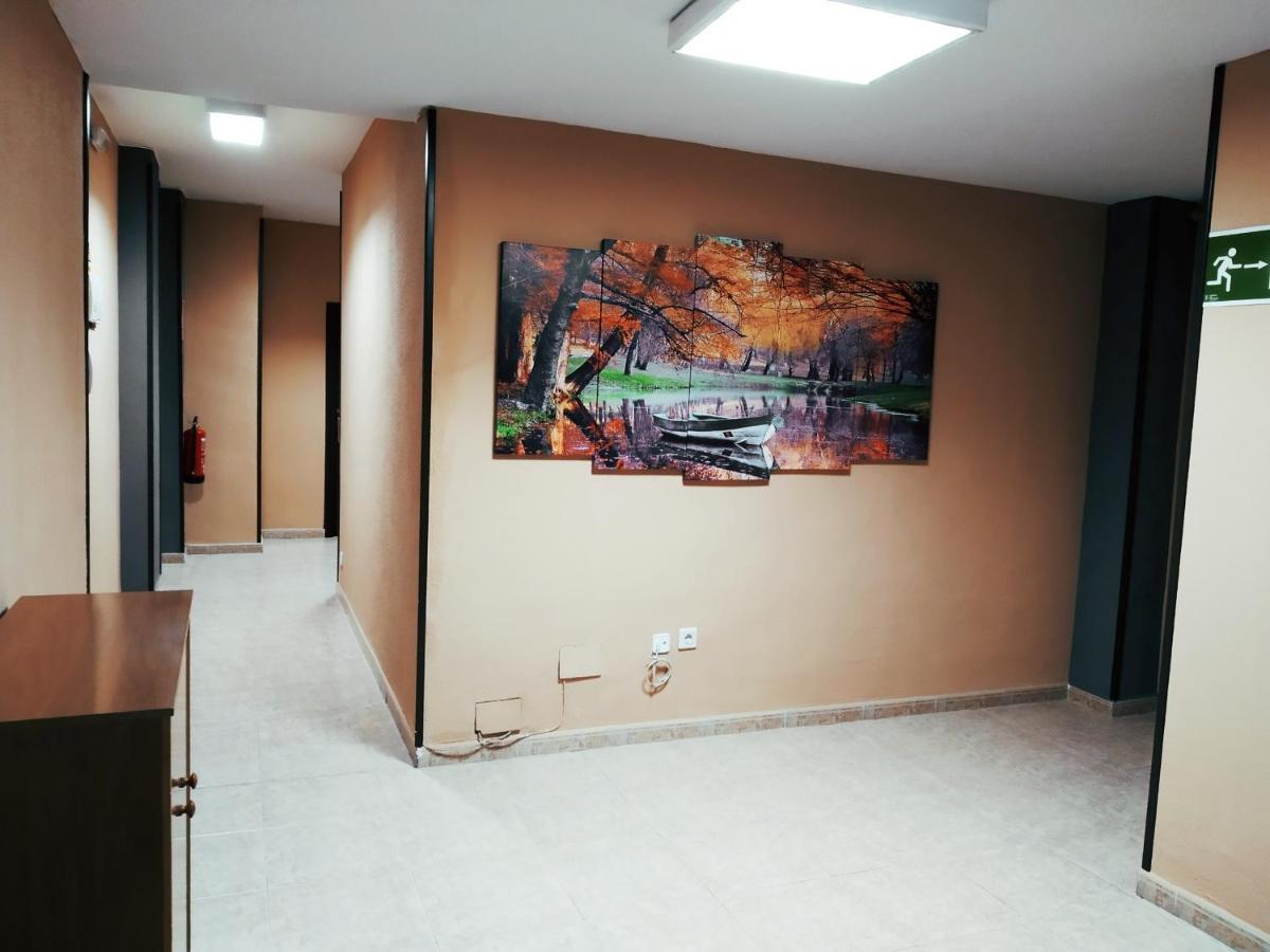 Hostal Dona Maria Valdemoro Extérieur photo