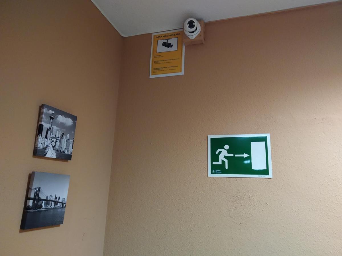 Hostal Dona Maria Valdemoro Extérieur photo